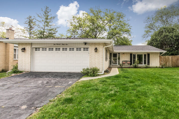 Property Photo:  133 W King George Court  IL 60067 