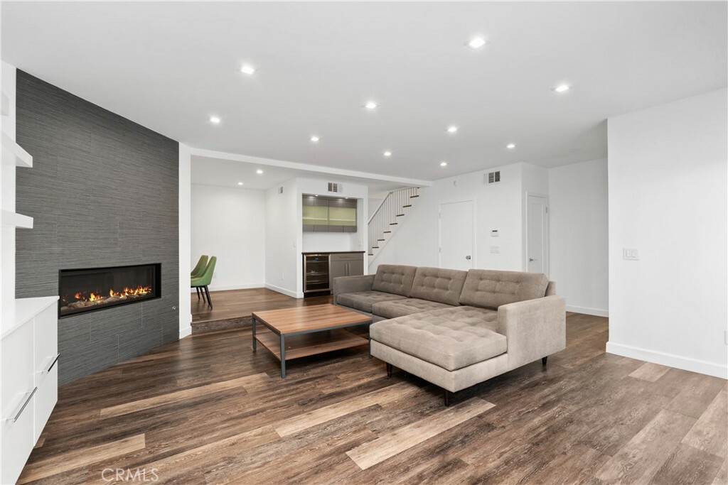 Property Photo: 18653 Burbank Boulevard 2 CA 91356