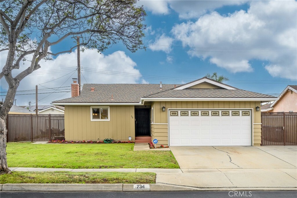 Property Photo: 734 E Elsmere Drive CA 90746