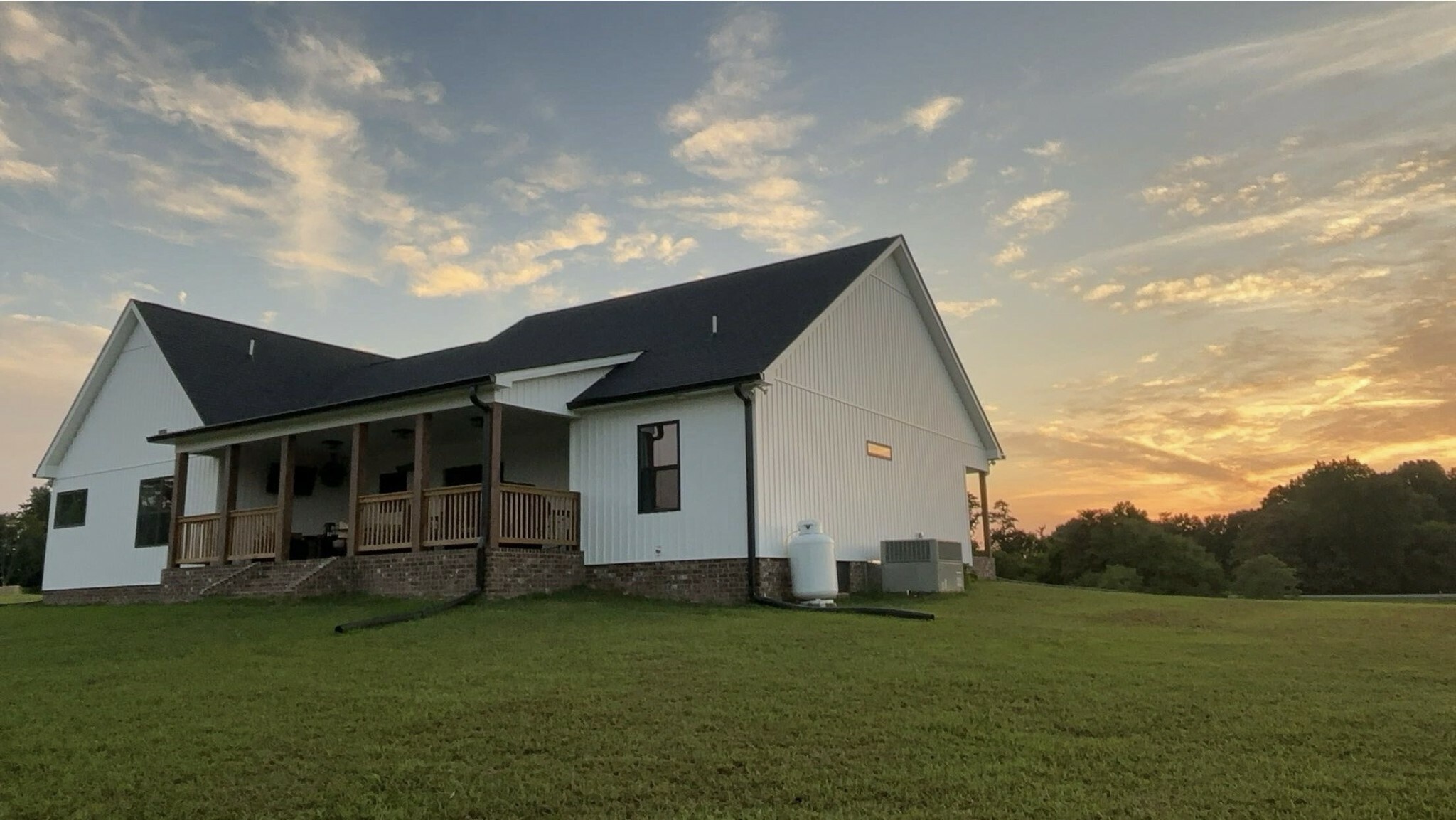 Property Photo: 2590 Oakdale Rd TN 37186
