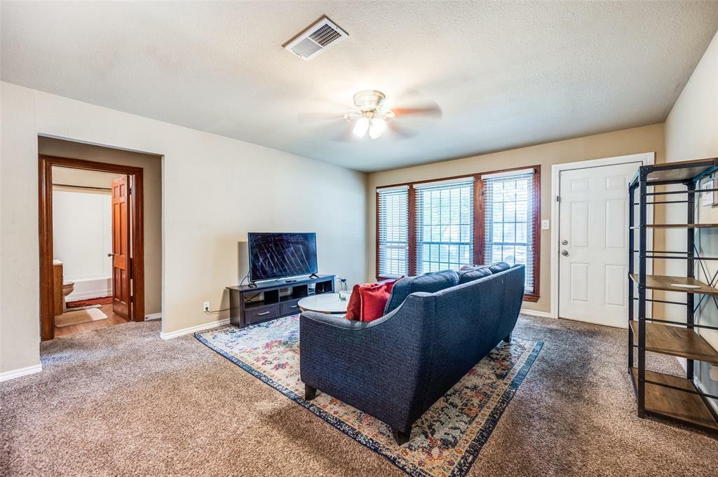 Property Photo: 2006 W Hickory Street TX 76201