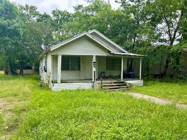 Property Photo:  200 N Echols Street  TX 76667 