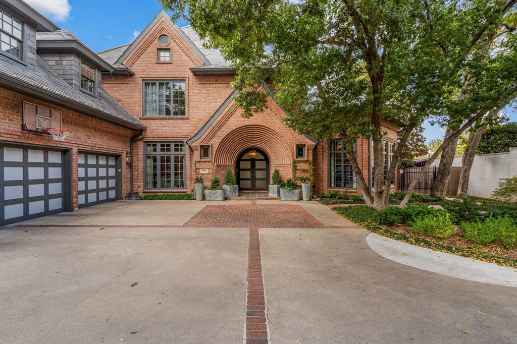 Property Photo: 3000 Simondale Drive TX 76109