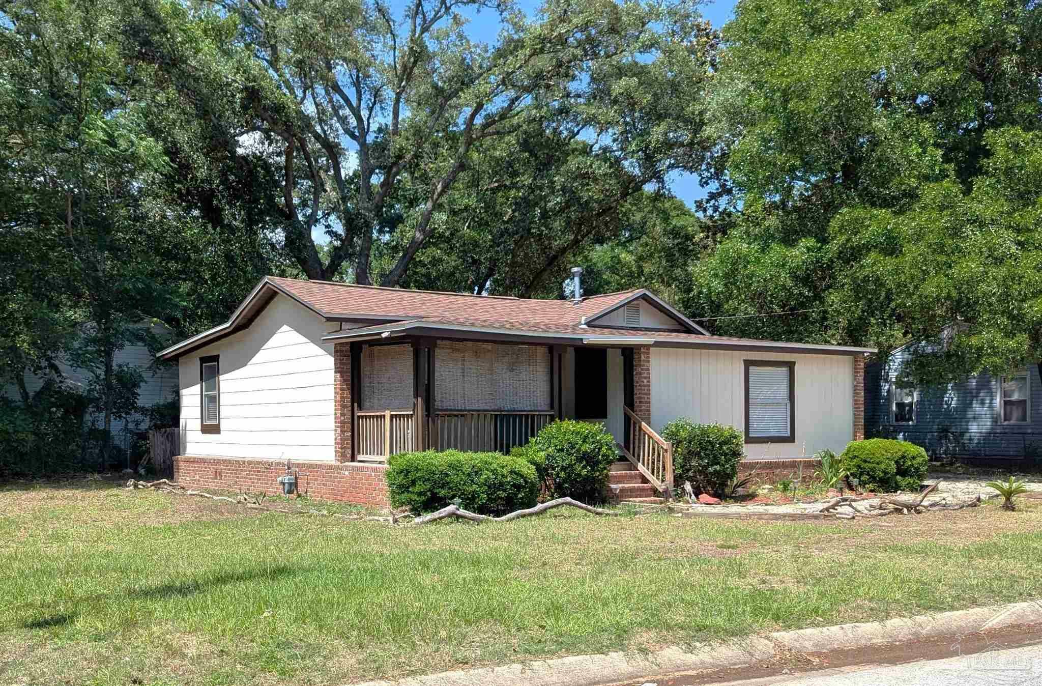 Property Photo: 10 Kennington Dr FL 32507