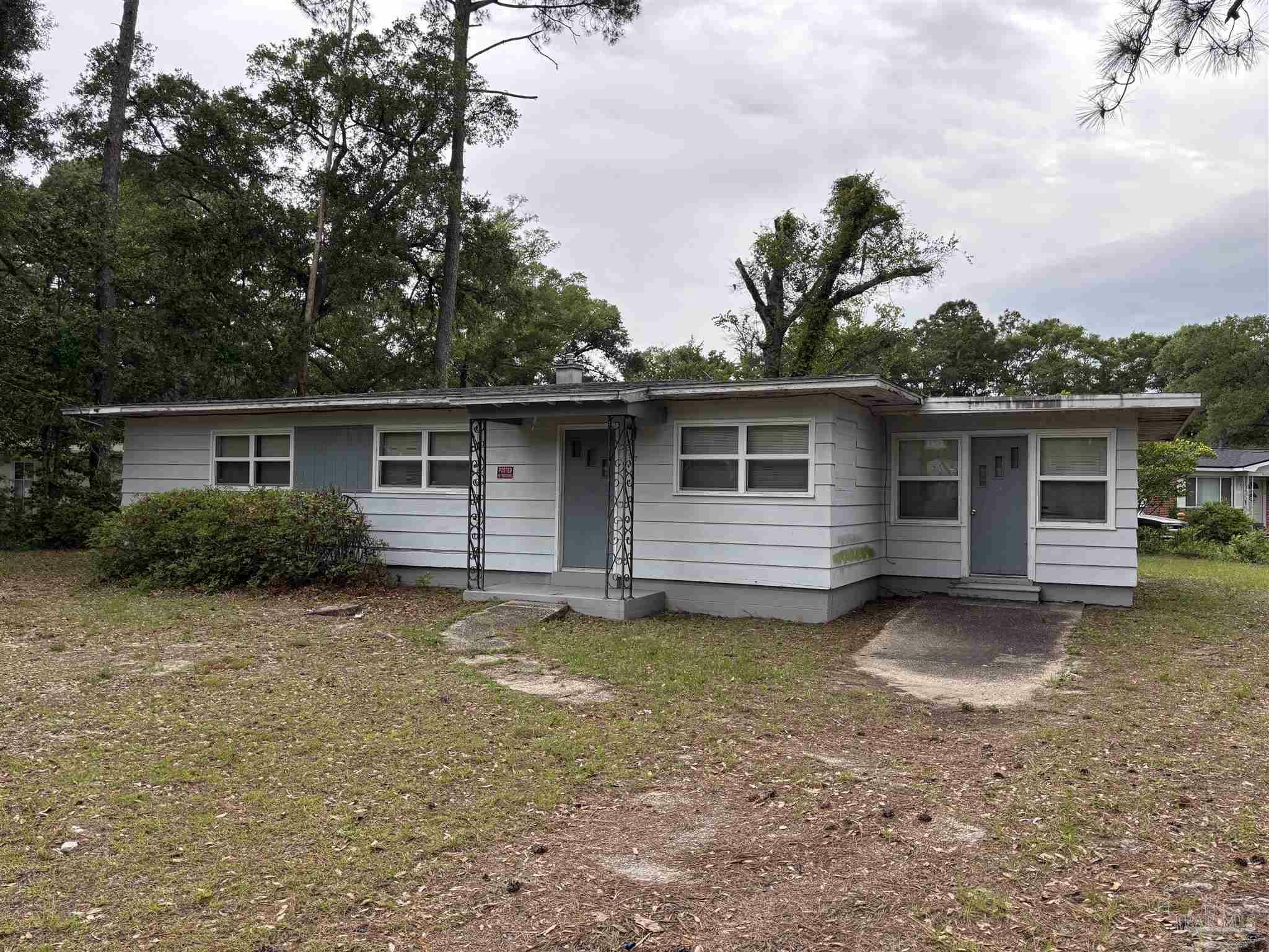 Property Photo:  207 Hart Dr  FL 32503 
