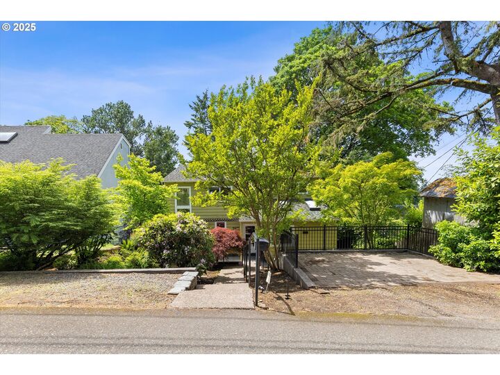 Property Photo: 7027 SW 33rd Pl OR 97219