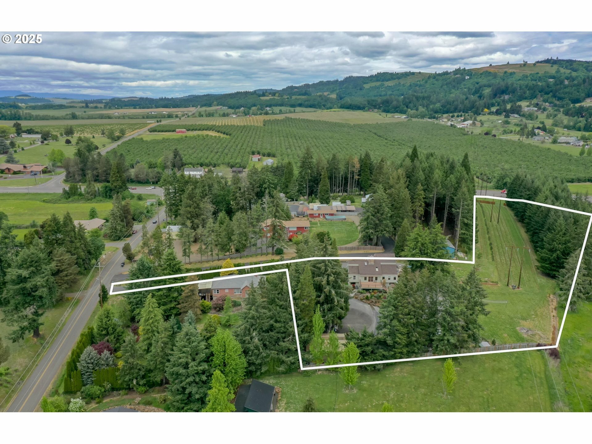 Property Photo: 190 S Oak Grove Rd OR 97304