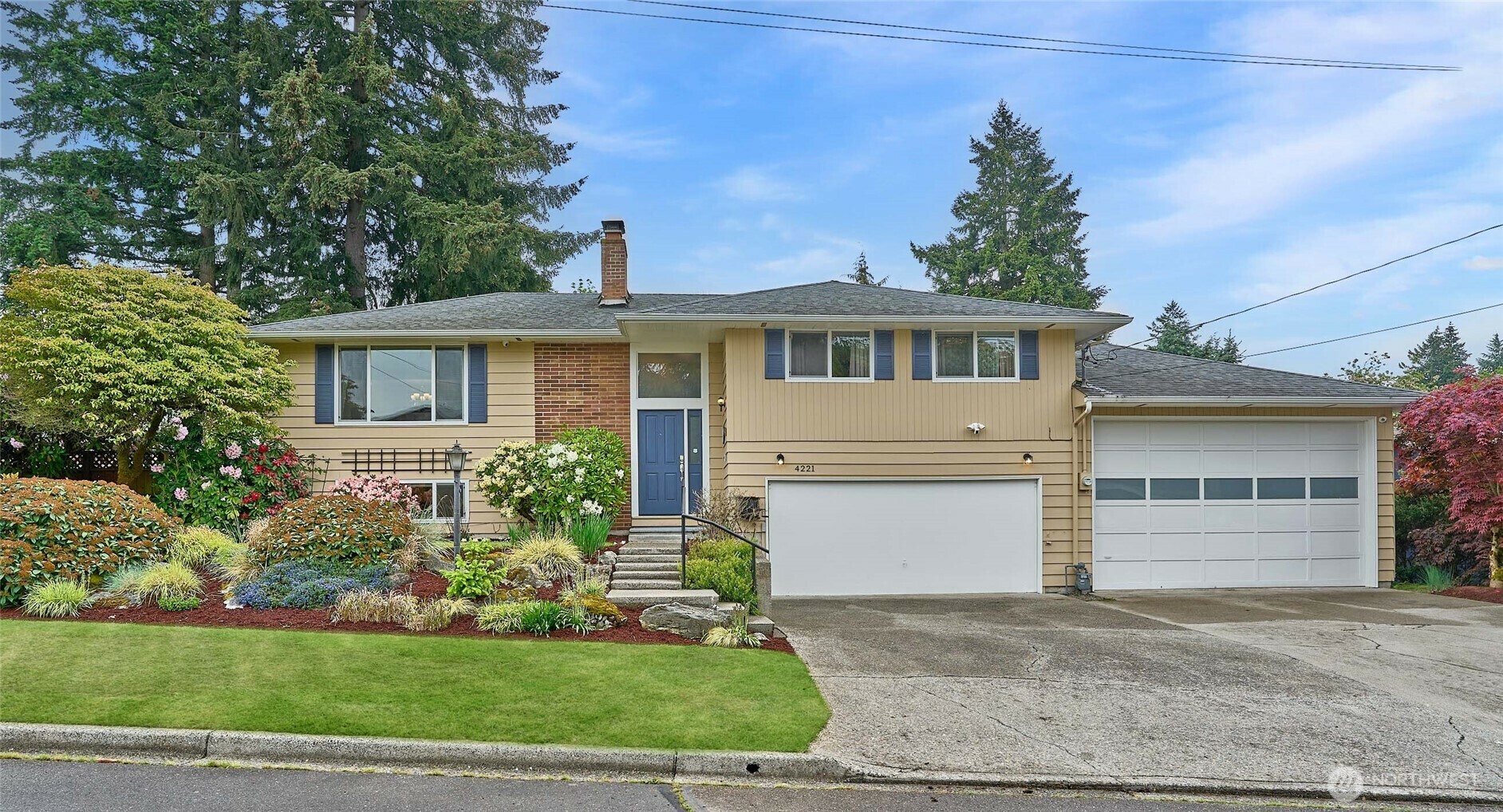 Property Photo: 4221 S 251st St WA 98032