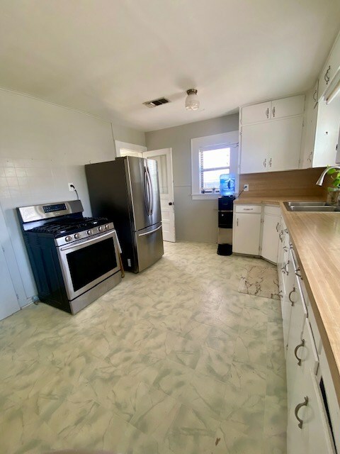 Property Photo: 925 E 40th St TX 76903