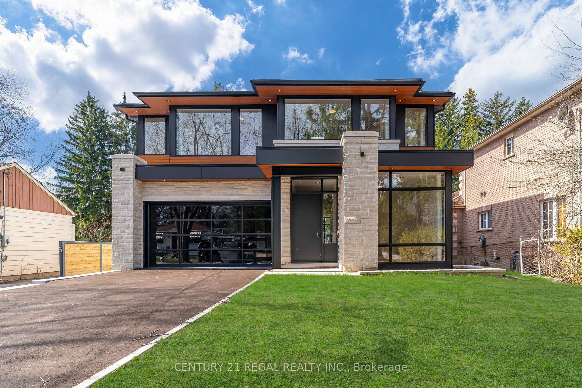 1230 Lakebreeze Drive  Mississauga ON L5G 3W6 photo