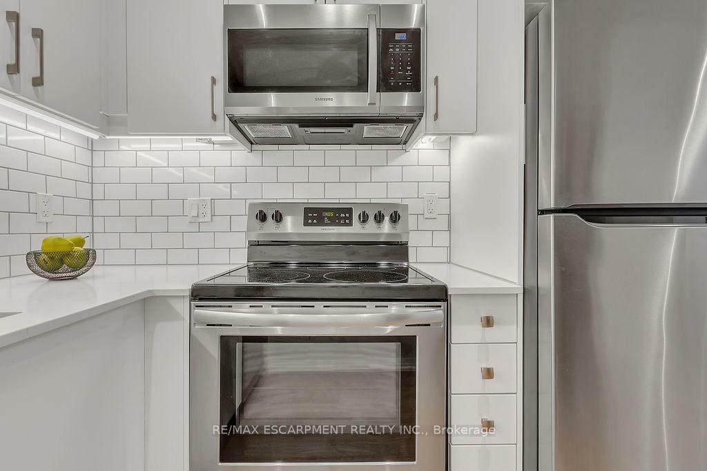 Property Photo: 1165 Journeyman Lane 104 ON L5J 0B5