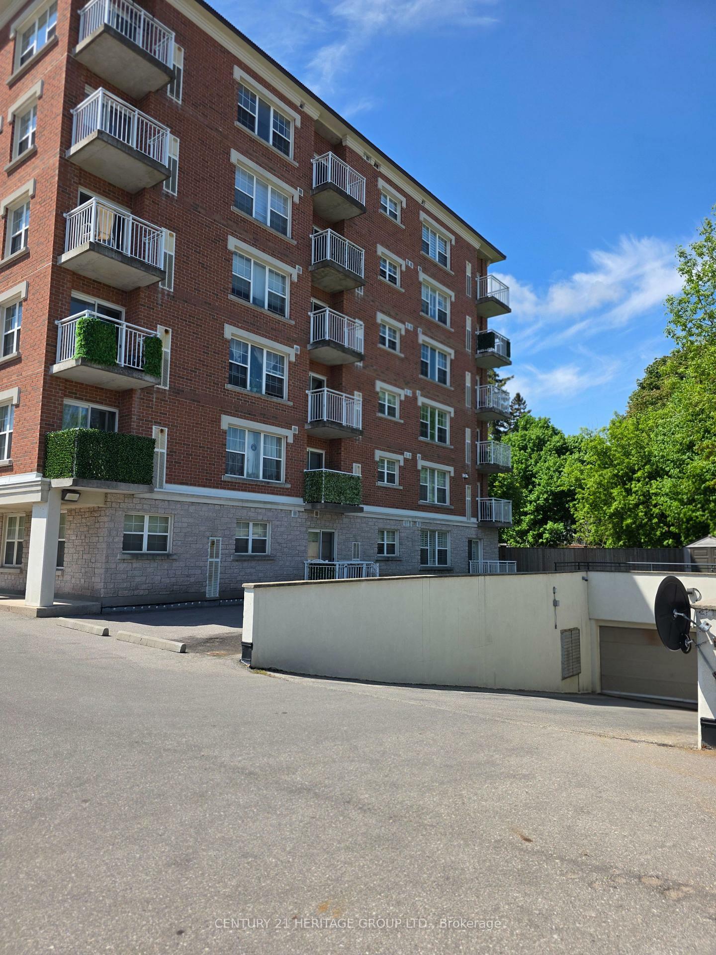 Property Photo: 35 Hunt Avenue 401 ON L4C 4H1