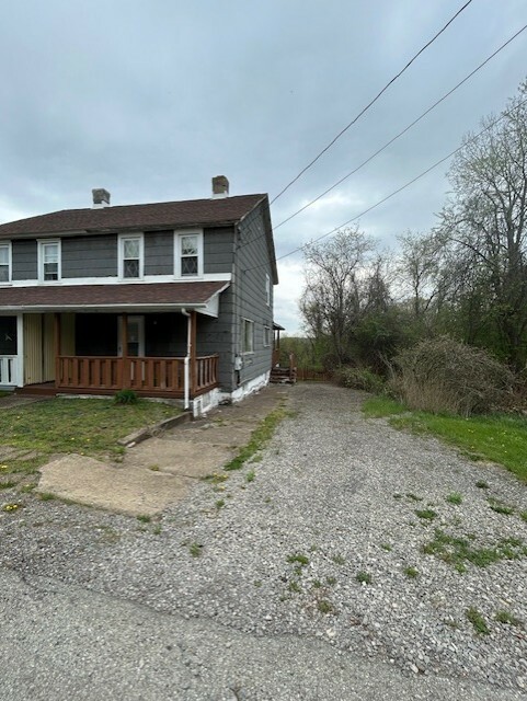 Property Photo: 1318 Macarthur Dr PA 15076