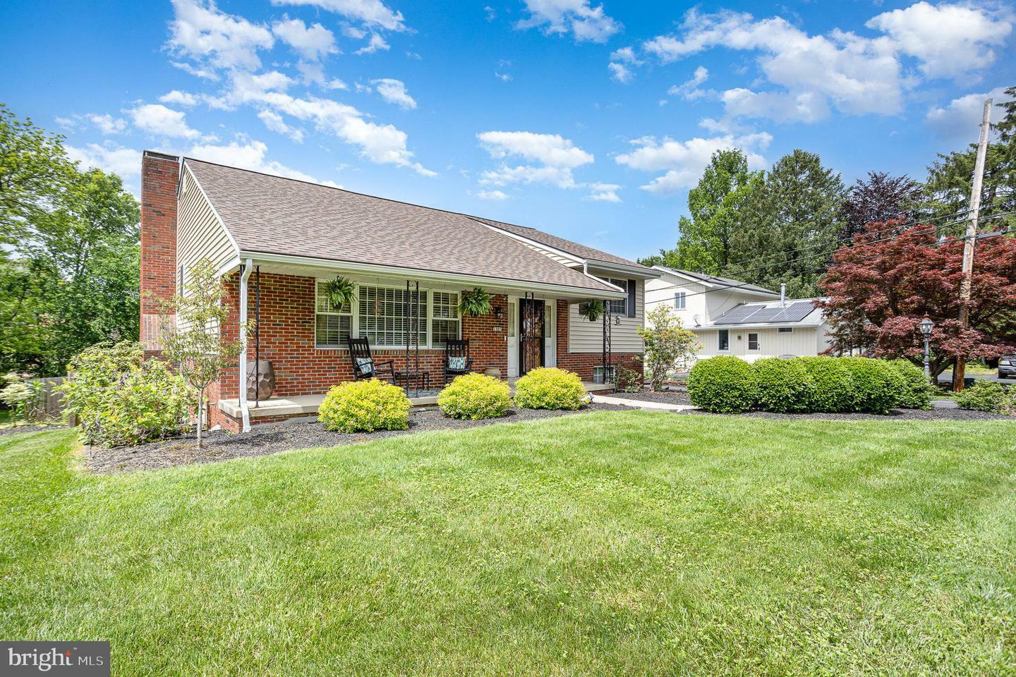 Property Photo: 1307 Fieldstead Lane PA 17603