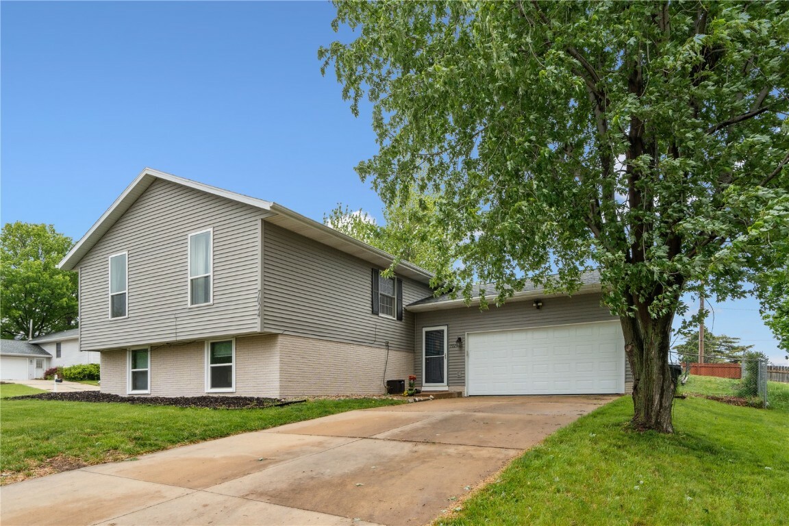 Property Photo: 7024 Parkdale Lane NE IA 52402