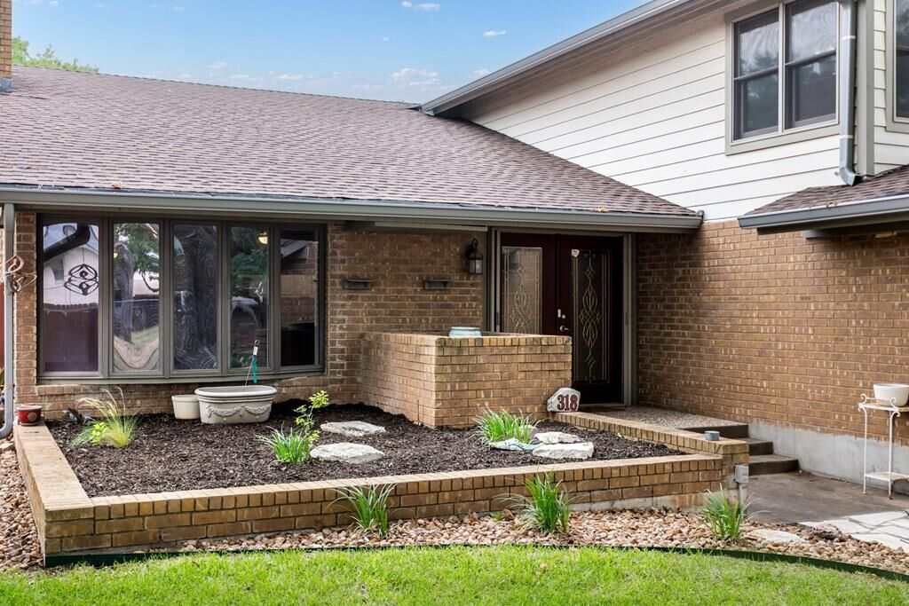 Property Photo: 318 Broadmoor St TX 78624