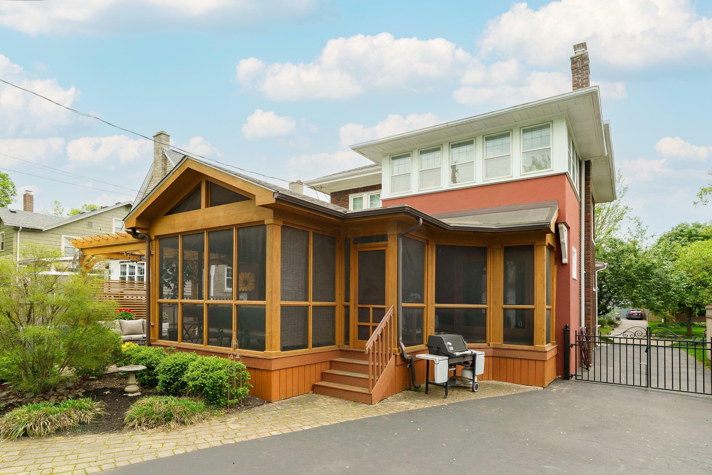Property Photo: 2454 Seneca Park Place OH 43209
