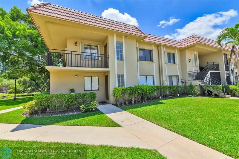 Property Photo: 318 Lakeview Dr 201 FL 33326