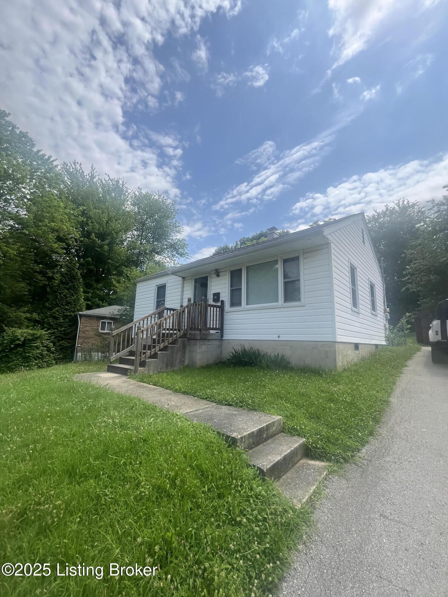 Property Photo:  533 Lee Rd  KY 42701 
