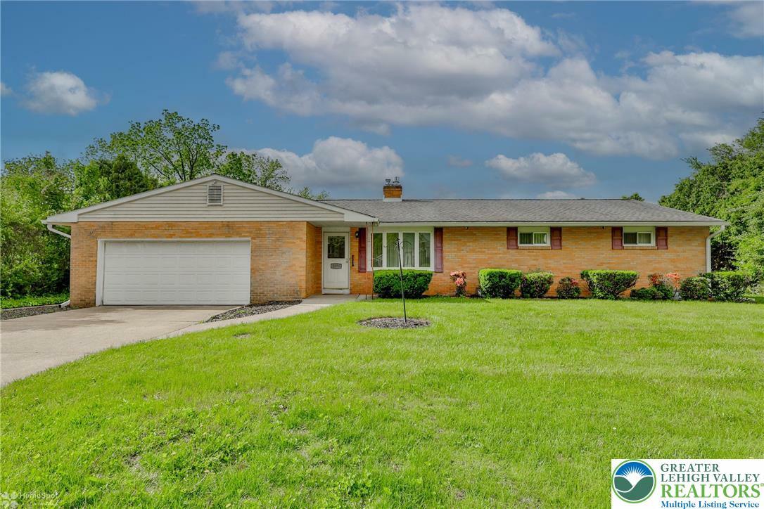 Property Photo: 1275 Stonewood Drive PA 18017