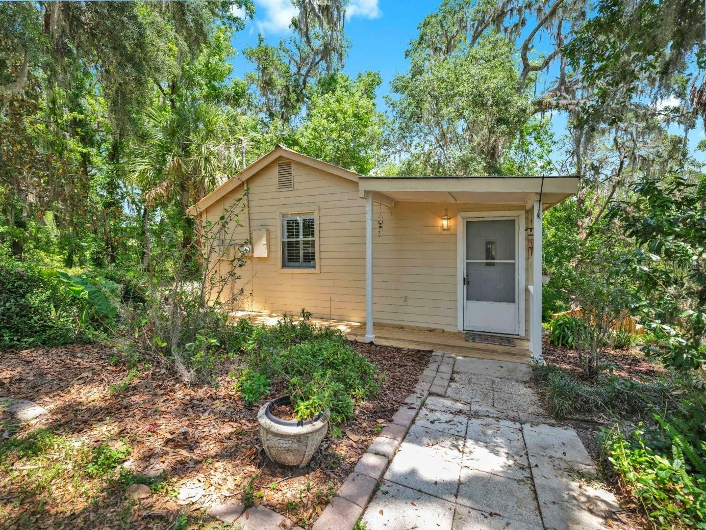 Property Photo: 1141 Myrtle Road FL 33596