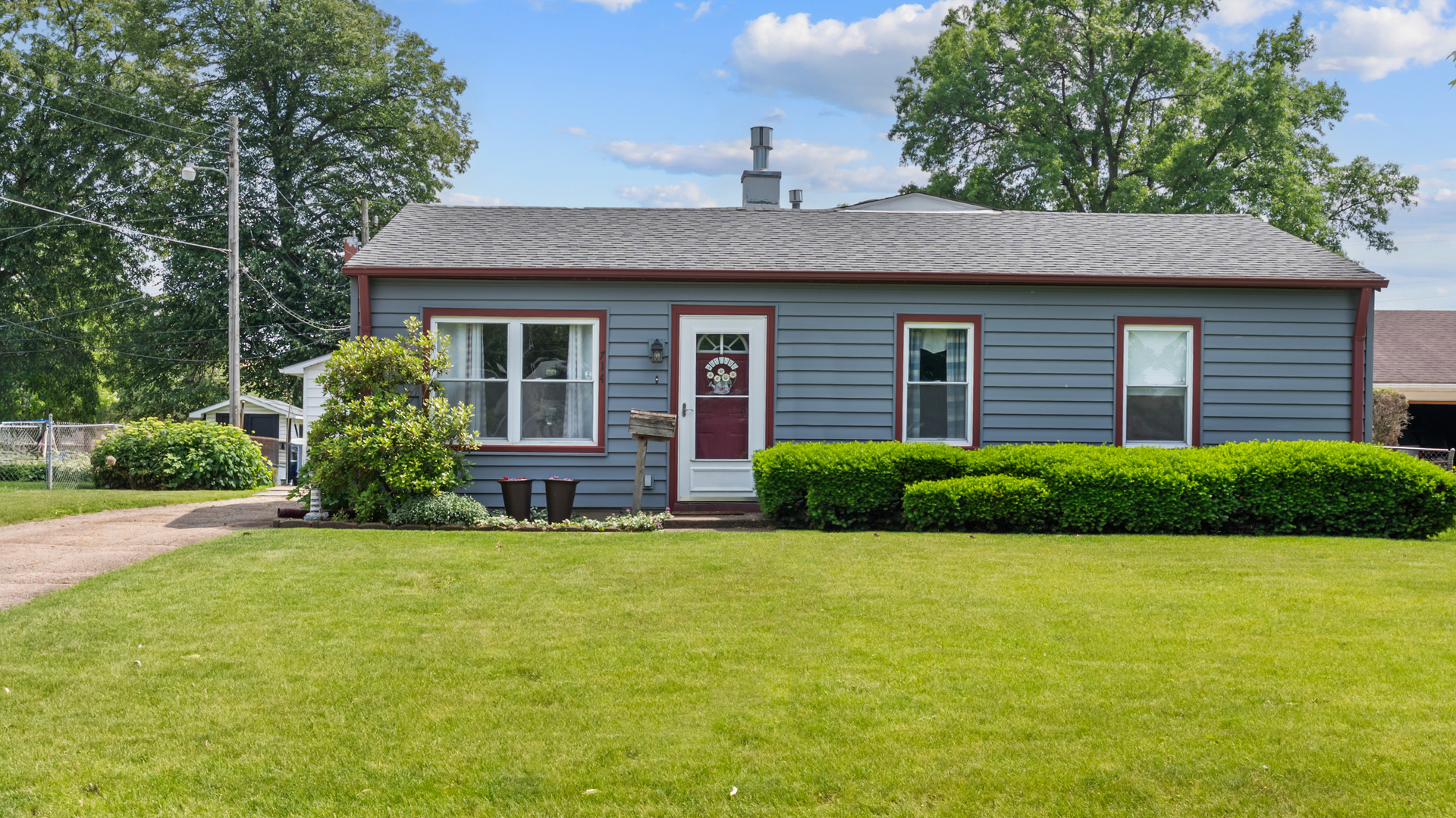Property Photo: 714 Cedardale Place IL 60506