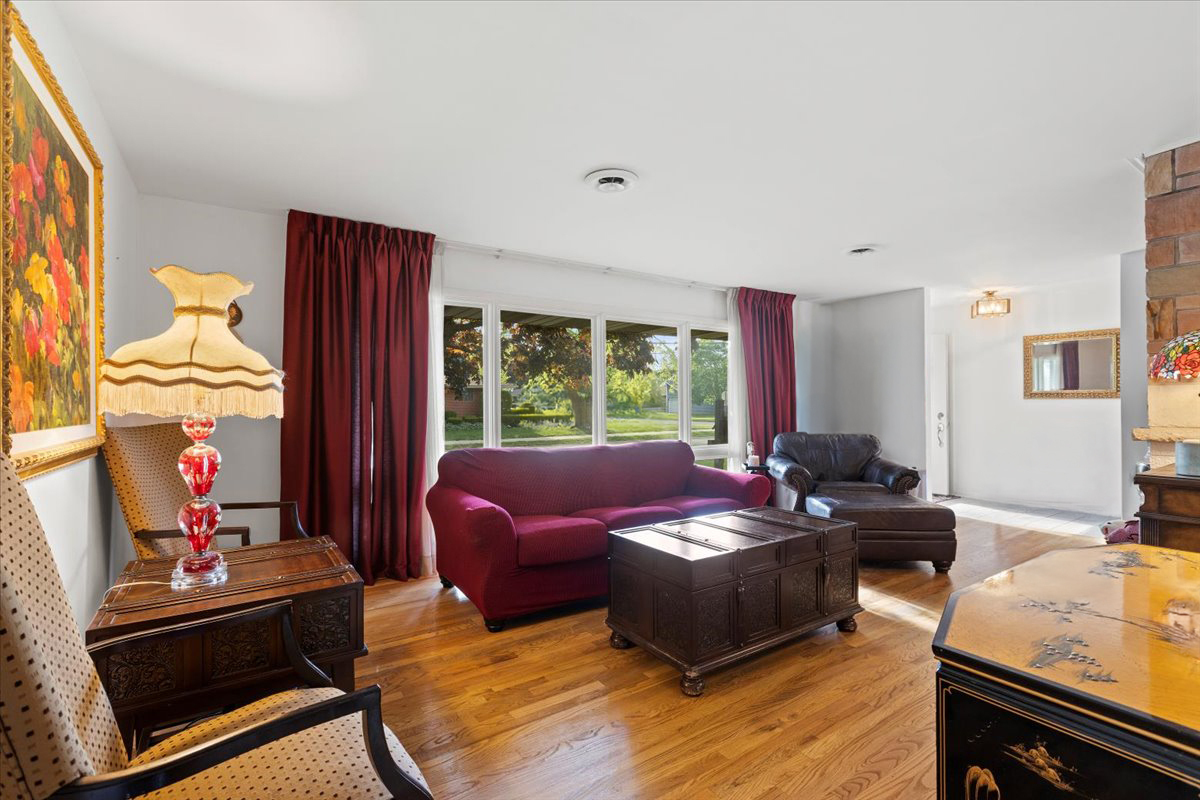 Property Photo: 605 Lill Street IL 60010