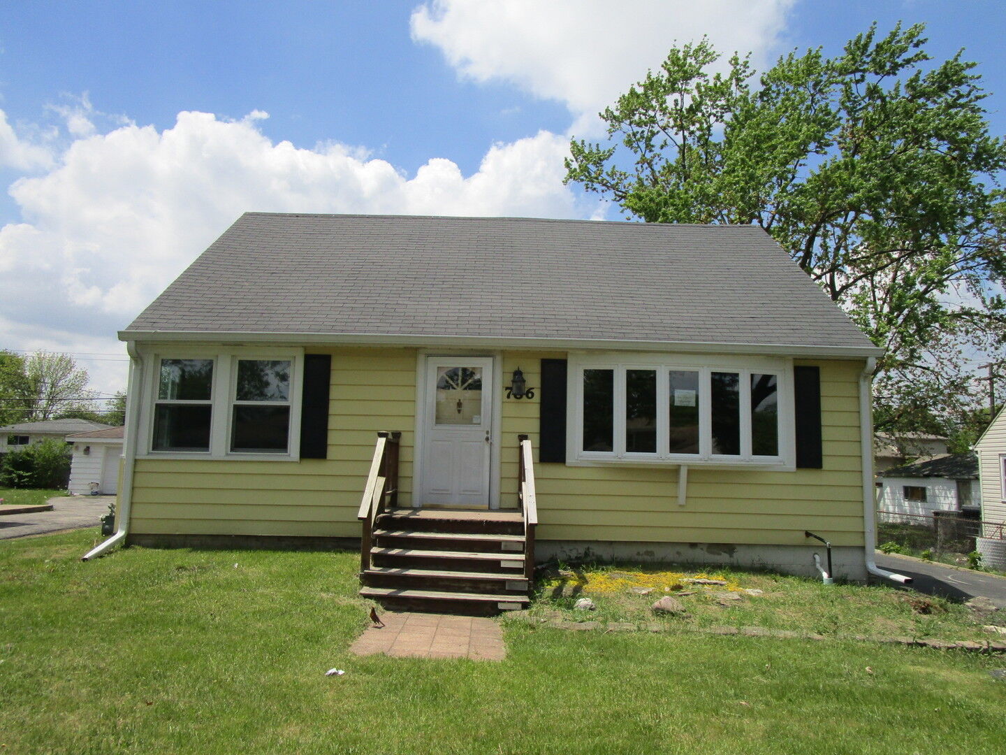 Property Photo:  786 N Van Auken Street  IL 60126 