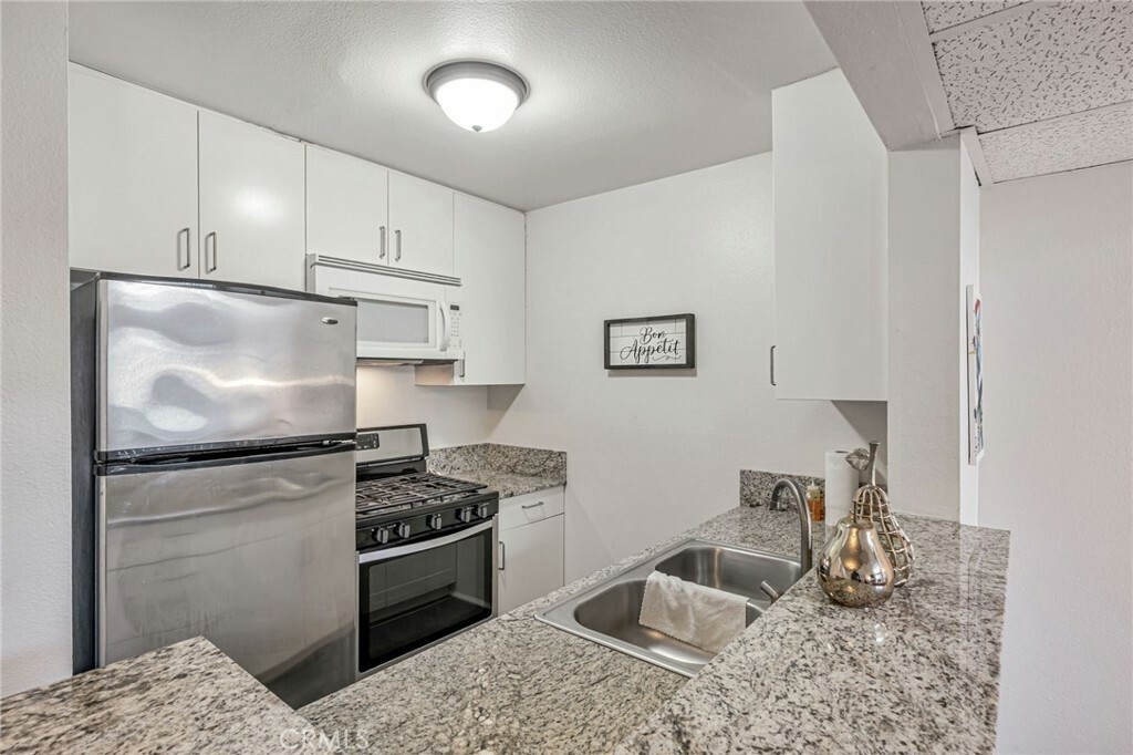 Property Photo: 18645 Hatteras Street 203 CA 91356