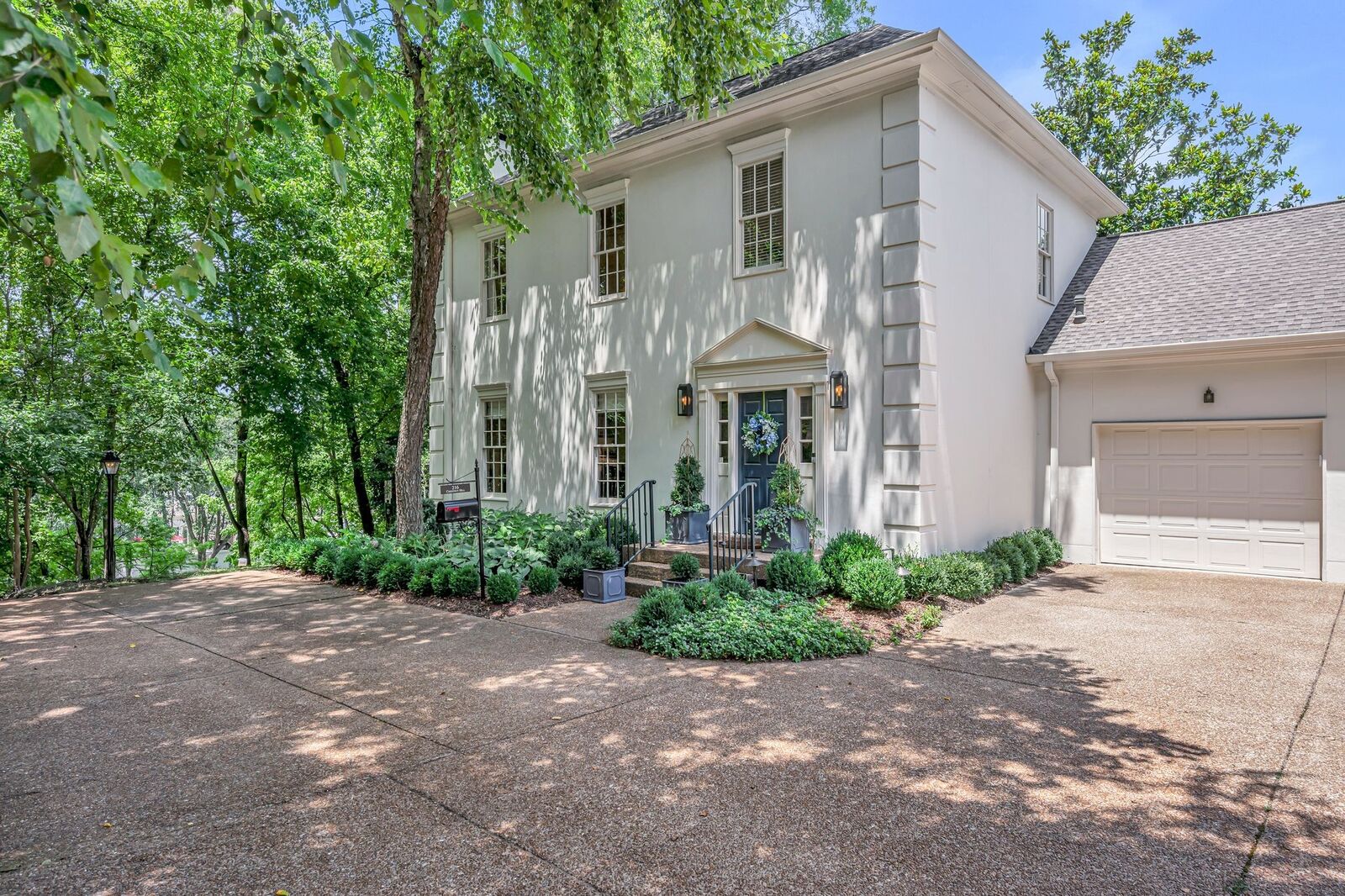 Property Photo: 216 Chestnut Hill Dr TN 37215