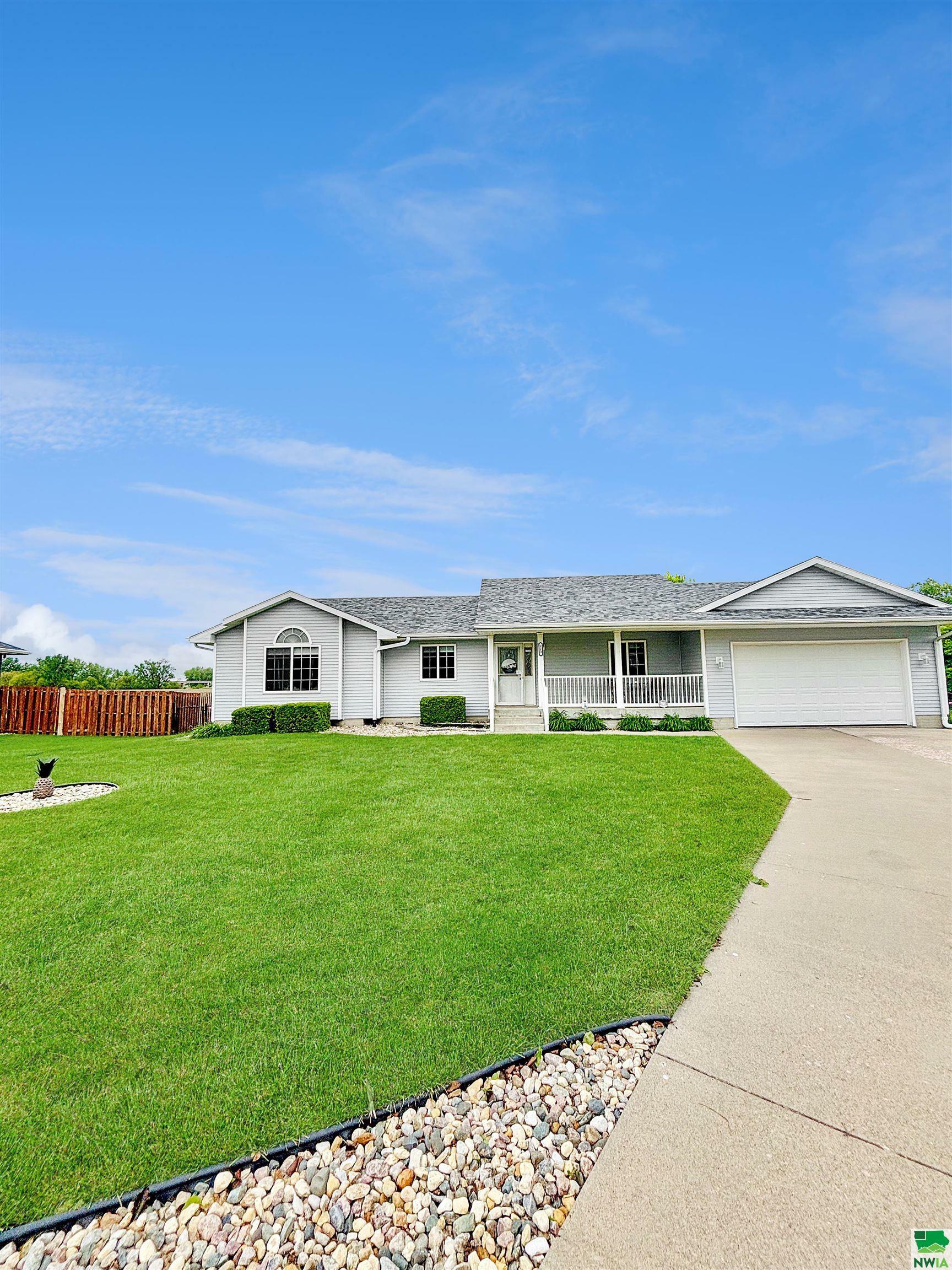 Property Photo: 713 Winfield Circle IA 51054