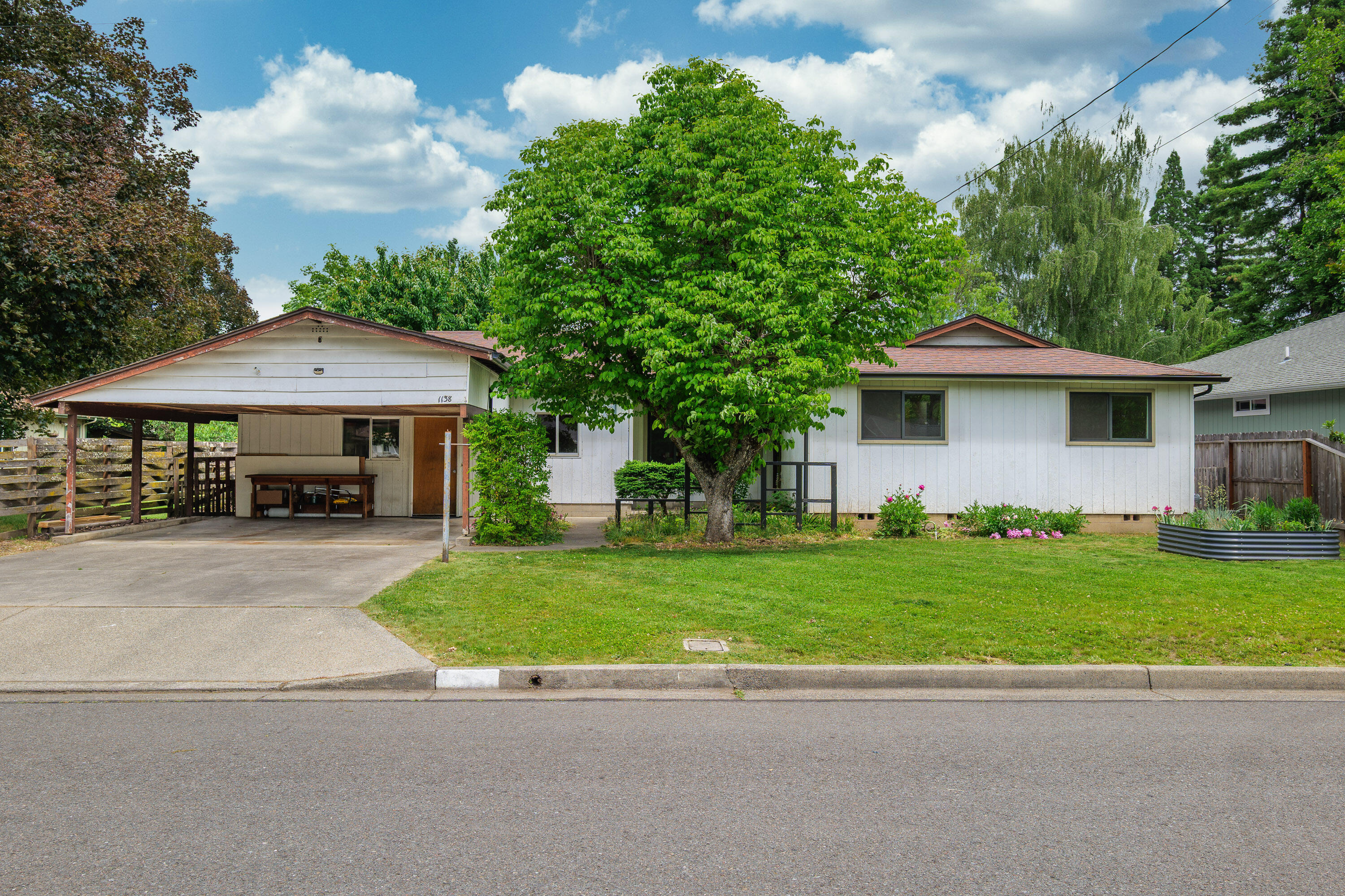 Property Photo:  1138 SW Ballinger Drive  OR 97526 