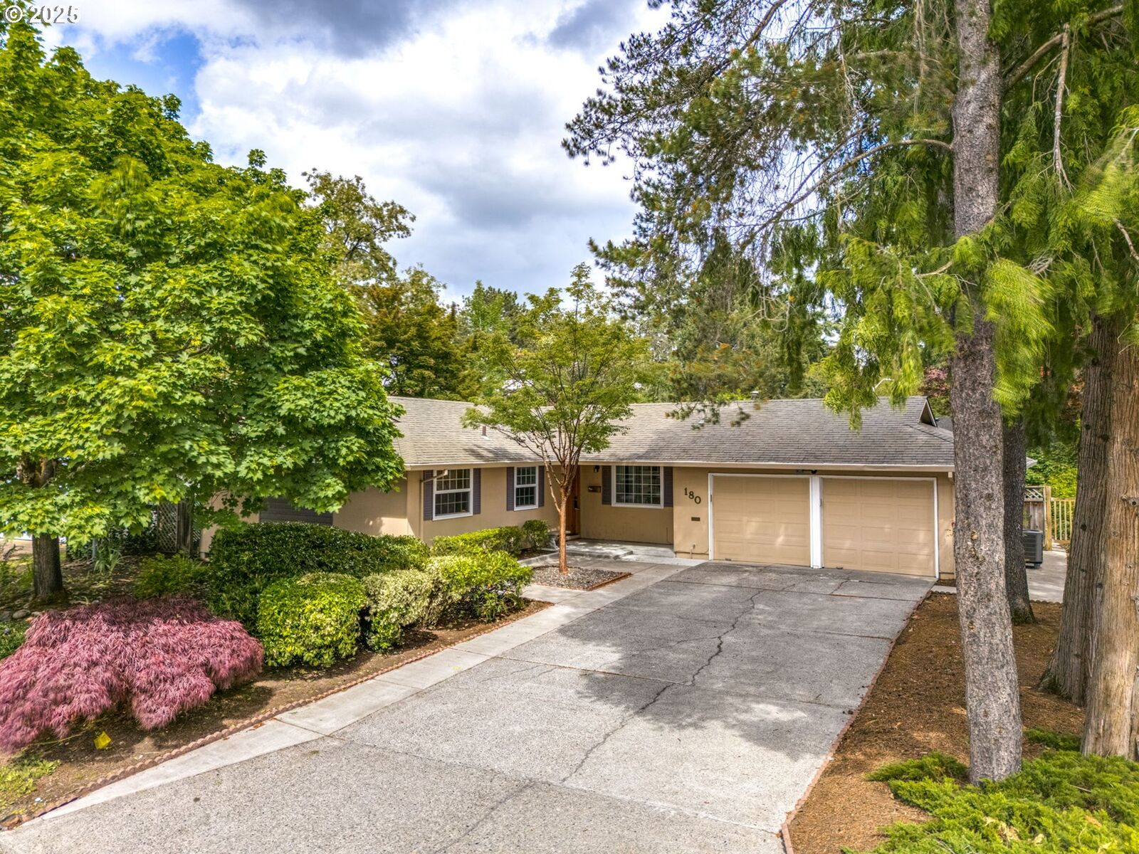 Property Photo:  180 SW 130th Ave  OR 97005 