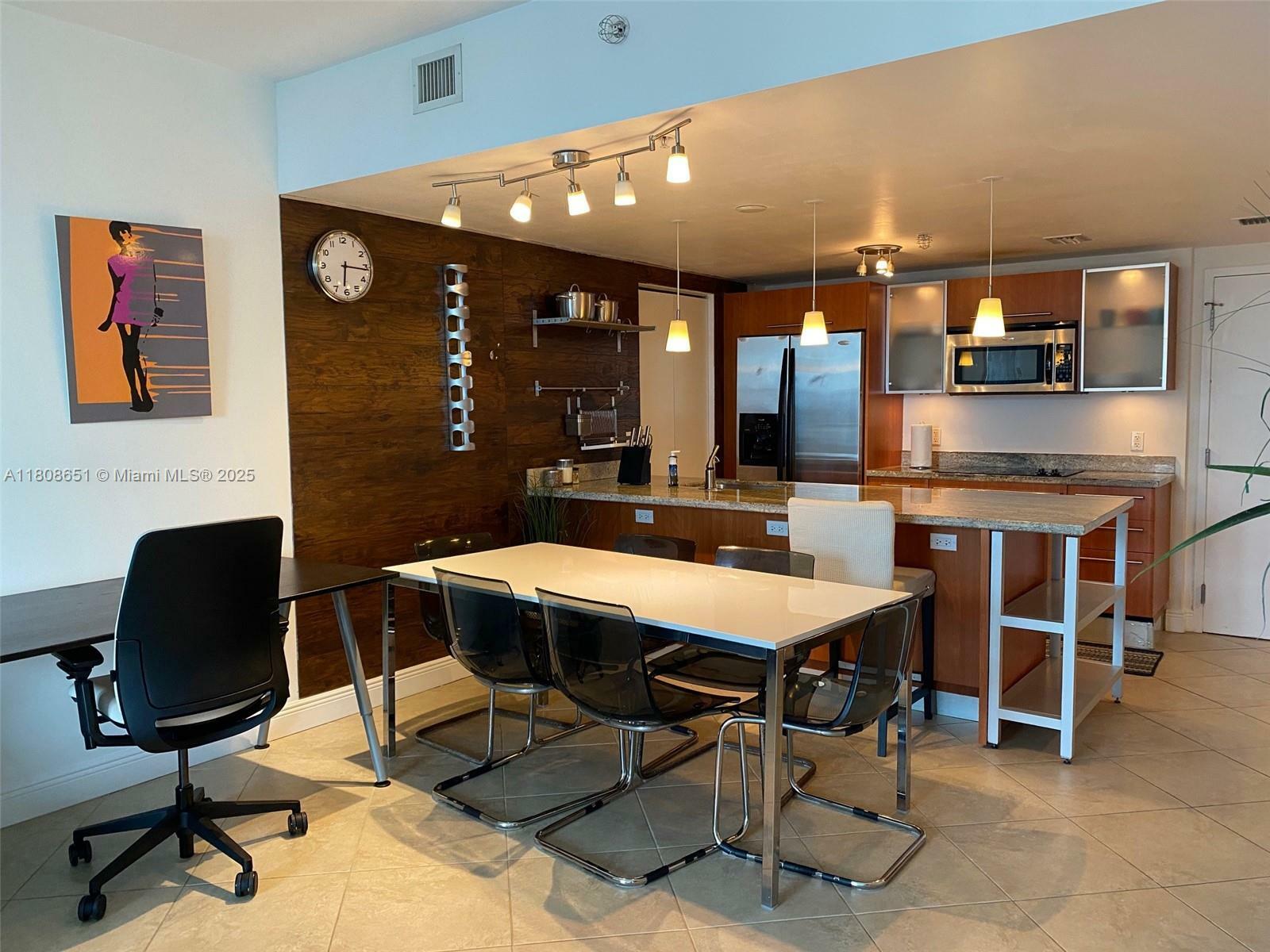 Property Photo:  185 SW 7th St 1607  FL 33130 