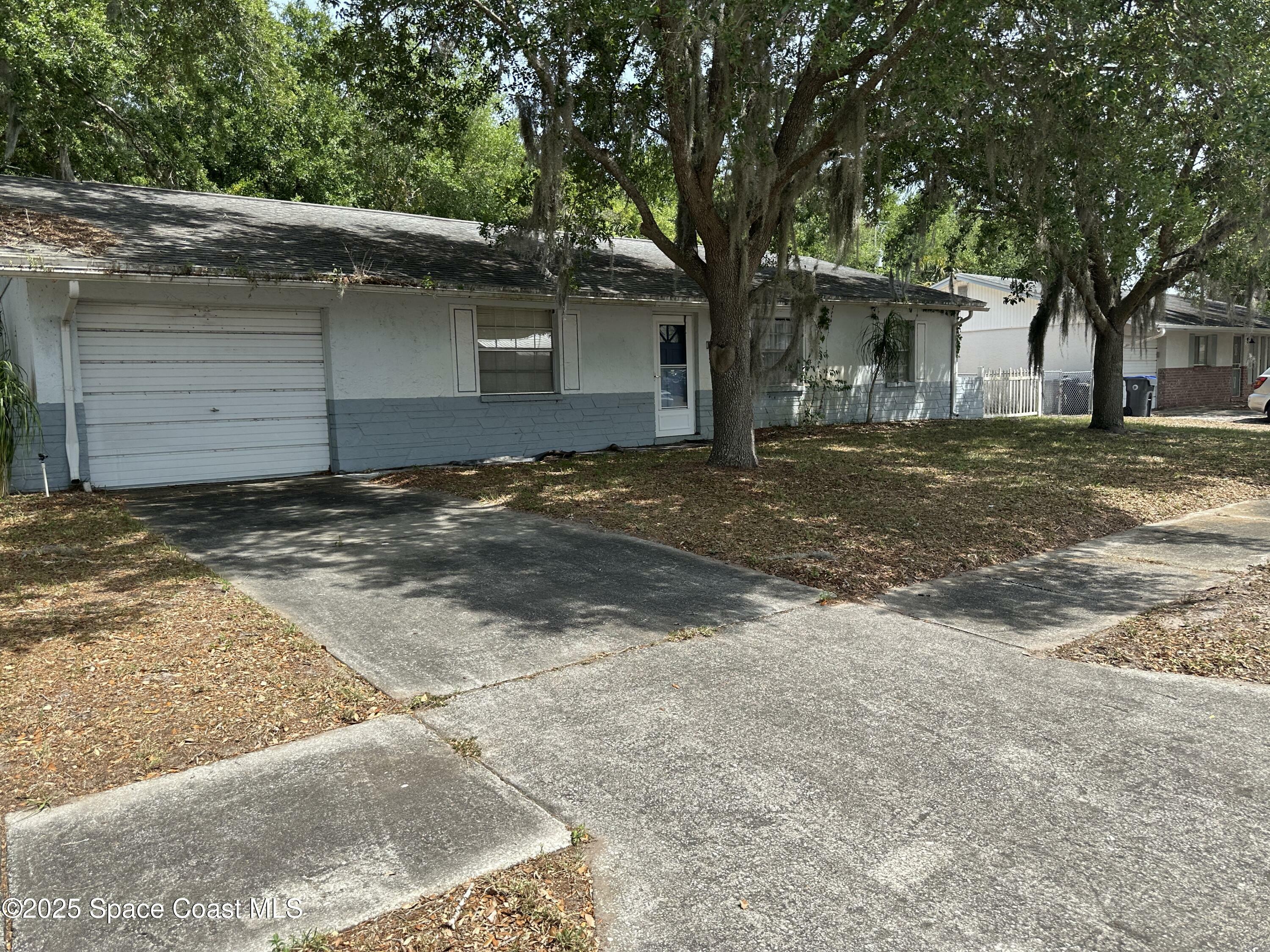 Property Photo: 1675 Ashwood Avenue FL 32796