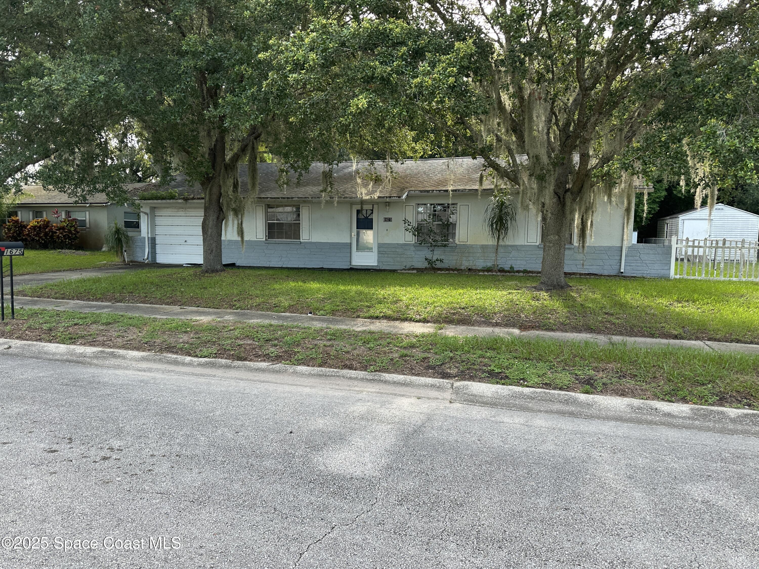 Property Photo: 1675 Ashwood Avenue FL 32796