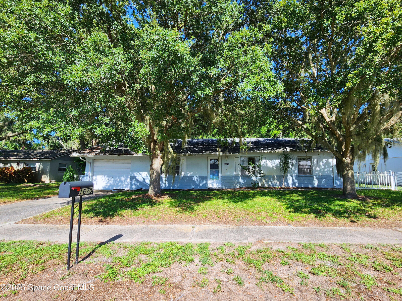 Property Photo: 1675 Ashwood Avenue FL 32796