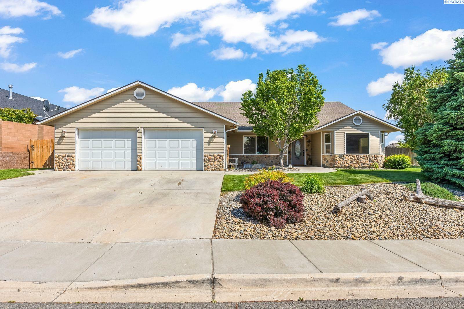 Property Photo: 1335 W Grandview Ave WA 98944