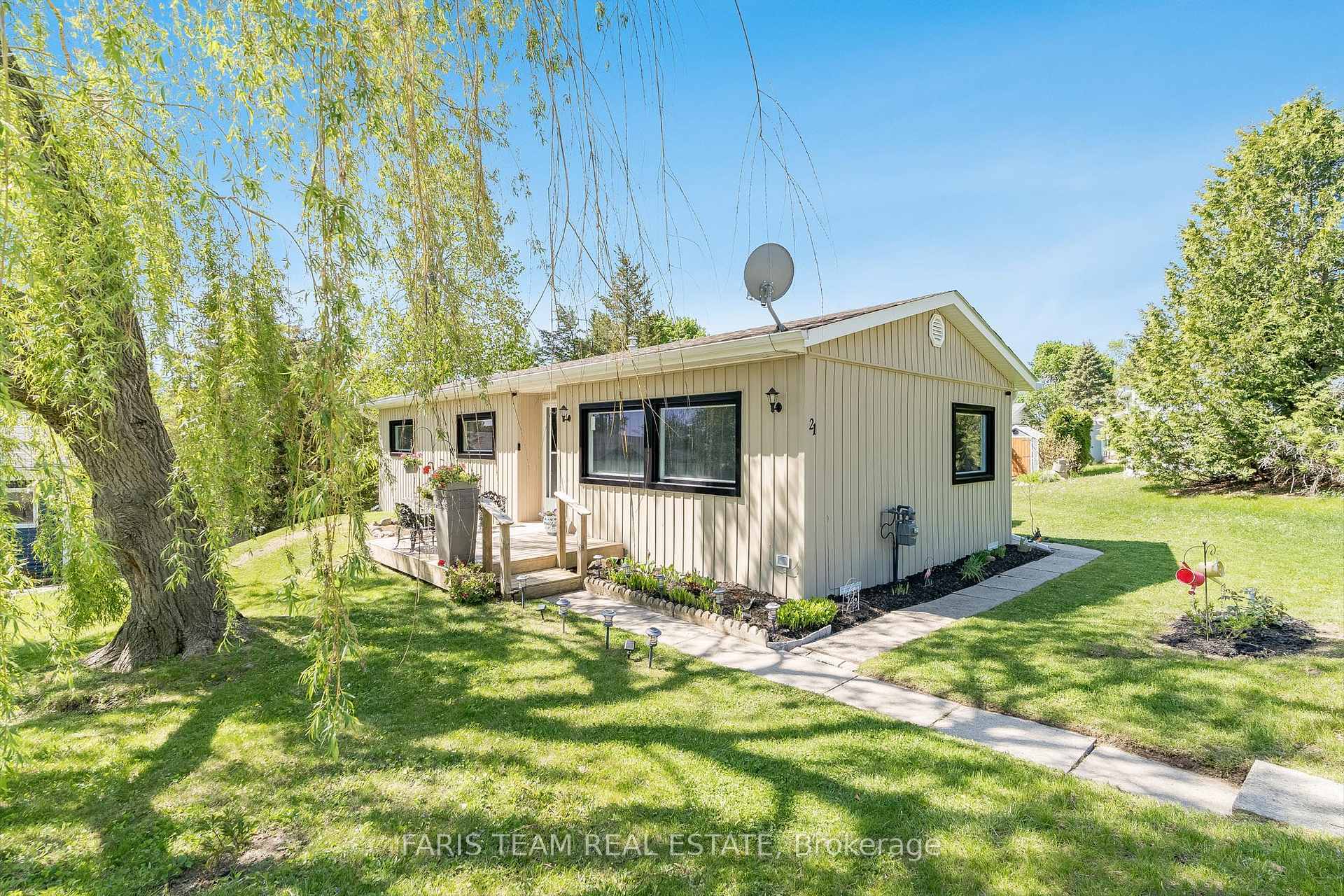 Property Photo: 21 Hawthorne Drive ON L9S 1P7