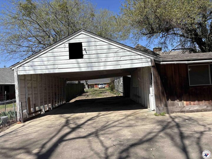 Property Photo:  1100 W Jackson  TX 75426 