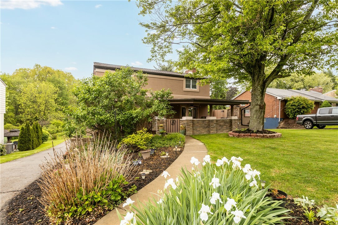 Property Photo: 887 E Arcadia Dr PA 15237
