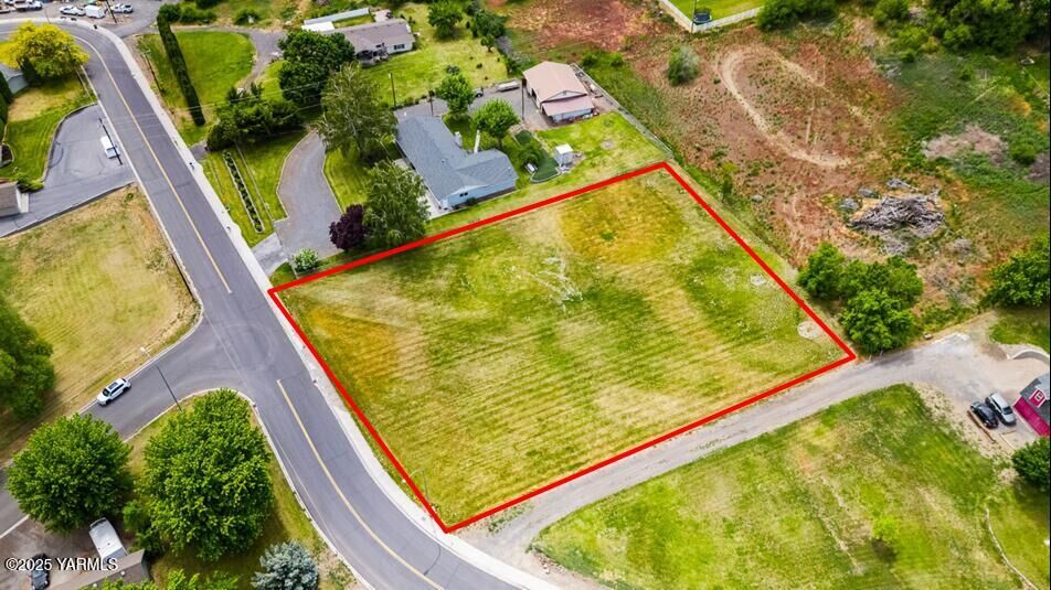 Property Photo:  512 Canyon Rd  WA 98901 