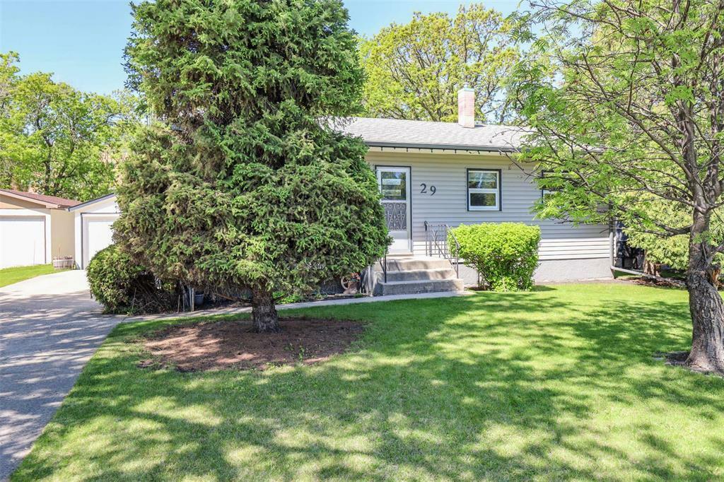 Property Photo: 29 Crestwood Crescent MB R2J 1H5