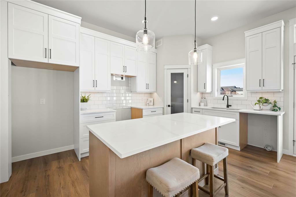 Property Photo: 19 Somerset Cove MB R5N 0M9