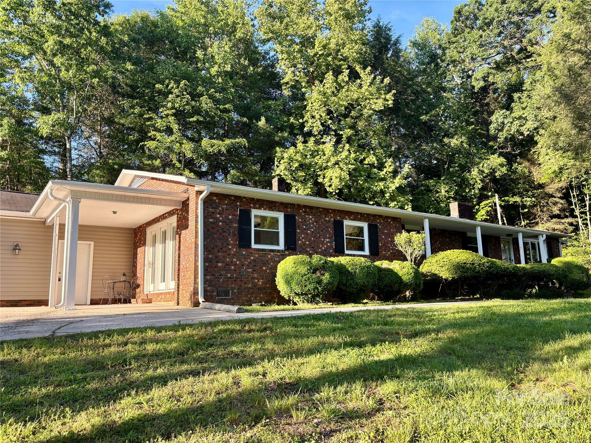 Property Photo: 2130 Vashti Road NC 28681