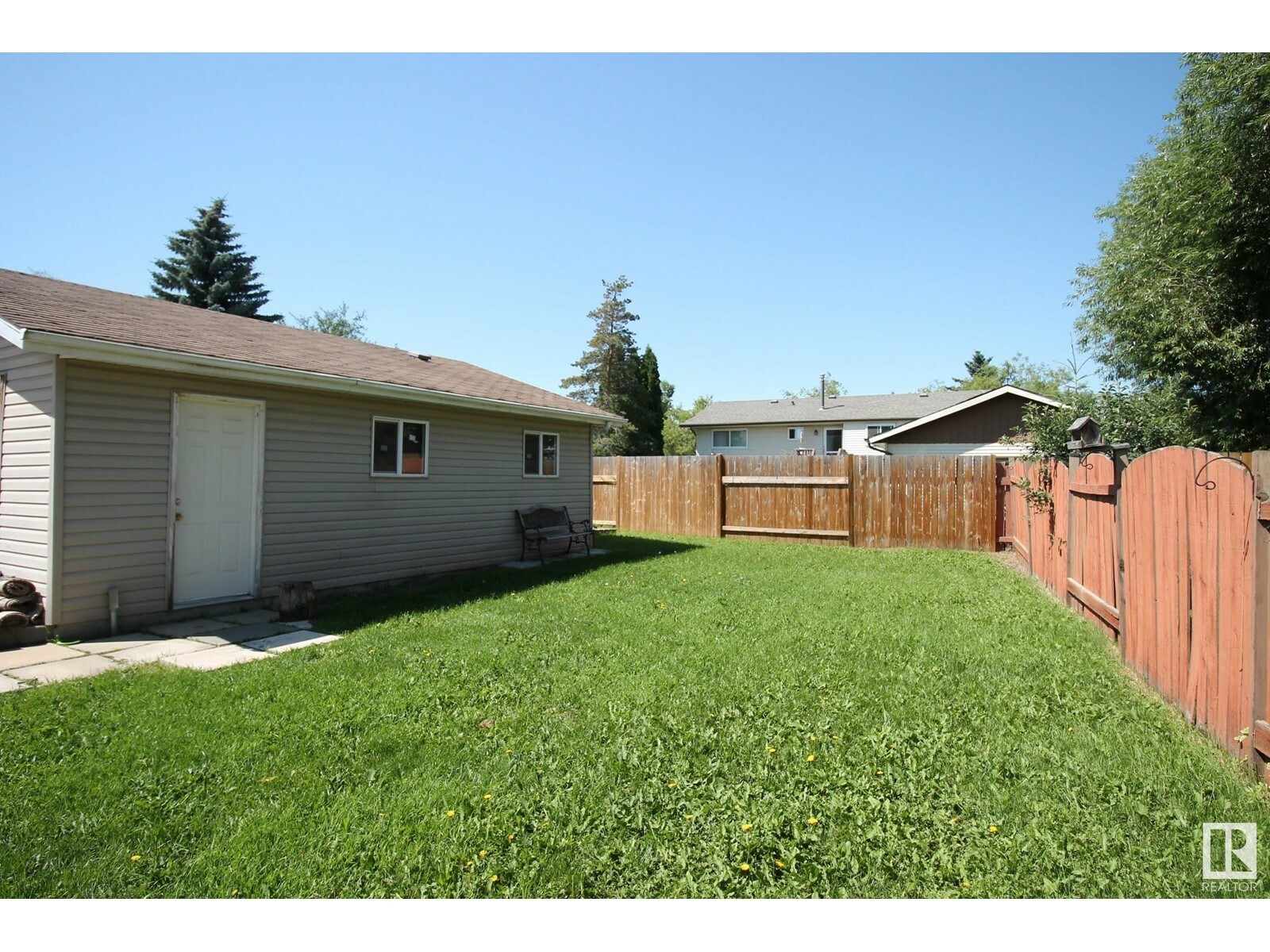 Property Photo: 84 Arlington Dr AB T8N 1N1