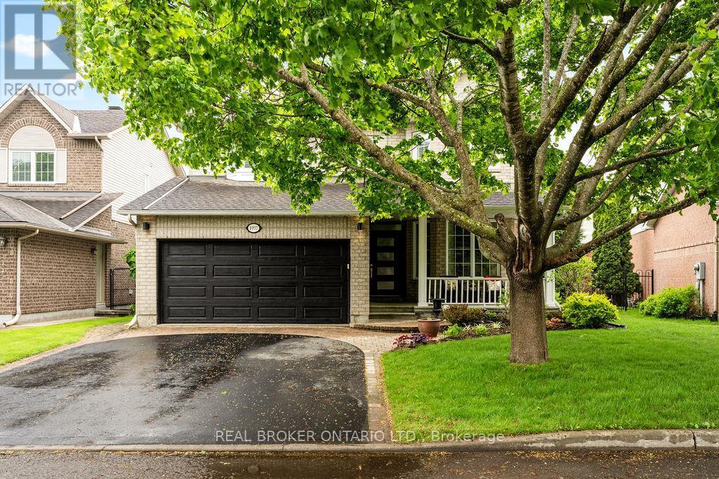 Property Photo: 1957 Montclair Avenue ON K1W 1H9