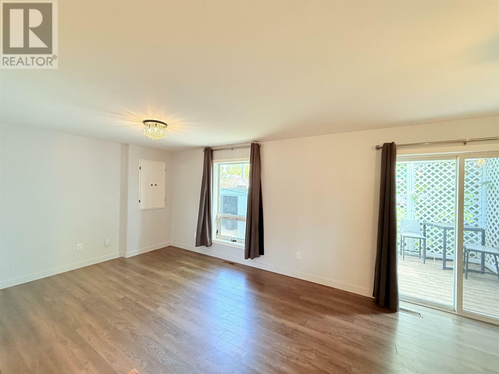 Photo de la propriété:  137.5 Queen St  ON P8T 1B7 