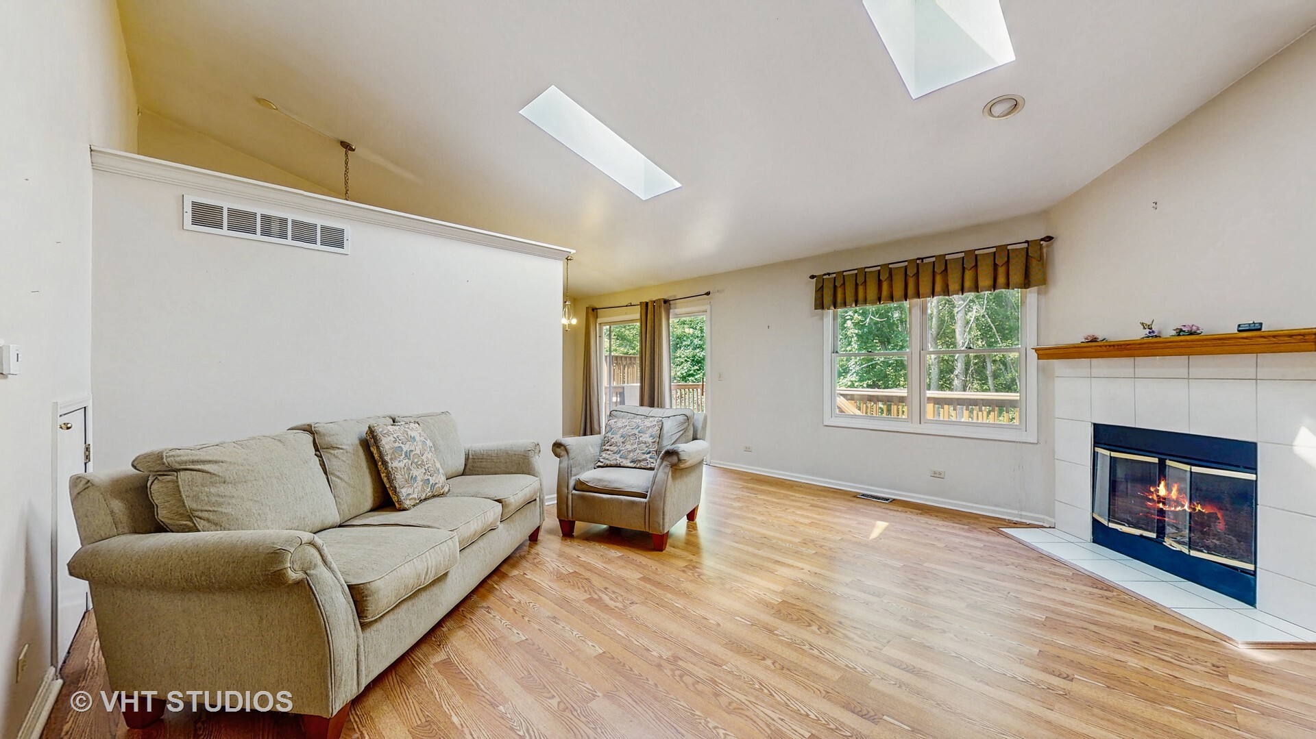 Property Photo: 606 River Bluff Drive 606 IL 60110