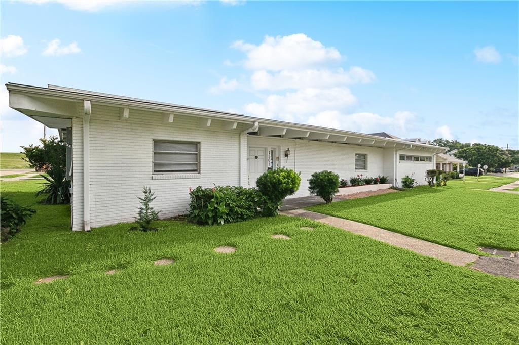 Property Photo:  1501 Poinsettia Drive  LA 70005 